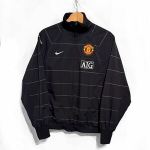 K&ouml;nnte beinhalten: Ein Set aus drei Keramikbechern mit gesprenkelter, matter Oberfl&auml;che. Die Becher sind in Creme-, Hellgrau- und Dunkelgraut&ouml;nen gehalten. Jeder Becher hat ein schlichtes, minimalistisches Design.