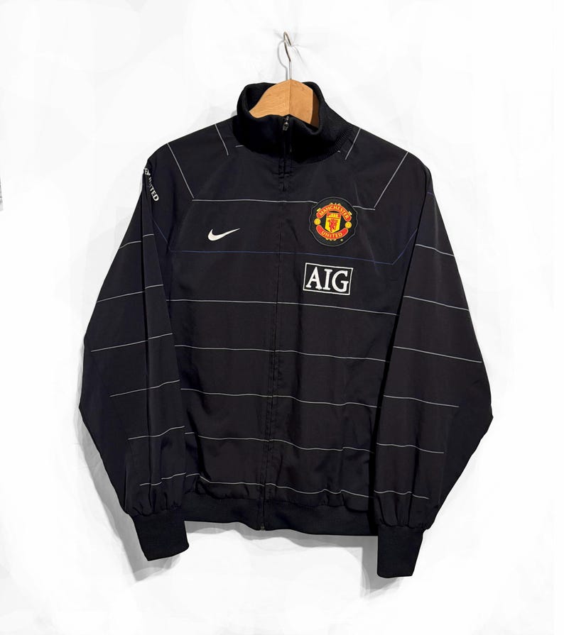 K&ouml;nnte beinhalten: Ein Set aus drei Keramikbechern mit gesprenkelter, matter Oberfl&auml;che. Die Becher sind in Creme-, Hellgrau- und Dunkelgraut&ouml;nen gehalten. Jeder Becher hat ein schlichtes, minimalistisches Design.