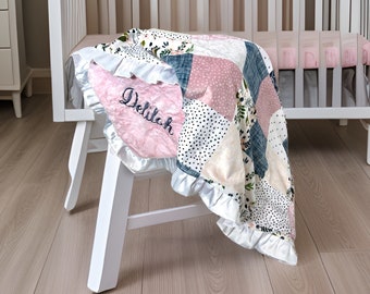 Personalisierte Babydecke, geblümte Baby-Mädchendecke, personalisierte Babygeschenk, rosa und graue geblümte Mädchendecke, Neugeborenendecke, weiche Babydecke