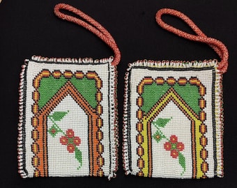 Bolsitas y bolsos pequeños de cuentas de vidrio hechos en prisiones turcas de Anatolia