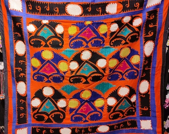 ウズベキスタンの伝統的な花柄シルク刺繍スザニ - 送料込み。 (90.5