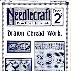 Peut inclure: Une couverture de magazine vintage Needlecraft avec le titre "Drawn Thread Work." La couverture présente quatre illustrations en noir et blanc de motifs de broderie. Le magazine est de la 5e série Drawn Thread et coûte 2 pence.