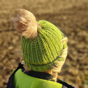 Green pom pom hat//children&#39;s cosy hat//faux fur pom pom hat//green child&#39;s hat