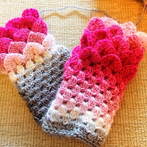 Fingerless gloves//dragon scale gloves//ombre fingerless gloves//chunky gloves