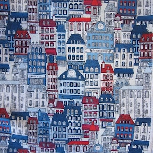 Peut inclure: Un tissu blanc avec un motif répétitif de bâtiments bleus et rouges. Les bâtiments ont des fenêtres et des portes blanches. Le tissu a un bord effiloché.