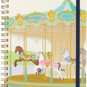 以下が含まれることがあります： クリーム色のスパイラルバインダーノートで、青と金の回転木馬のデザインが施されています。回転木馬は青と白のストライプの屋根と金の馬を持っています。ノートには青いゴムバンドの留め具が付いています。