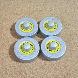 Può includere: Quattro pesi per modelli color argento con testo giallo e nero. Ogni peso ha un cilindro centrale rialzato e un'etichetta circolare gialla con la scritta "AMAY-EDO'S Pattern Weight 6650".