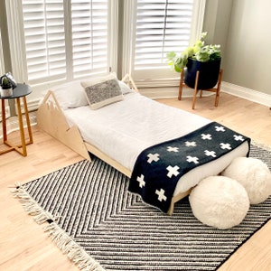 Cama Montessori de suelo con barandillas, cama plataforma de madera maciza para niños, diseño de montaña.