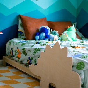 Cama infantil con plataforma de dinosaurio y barandillas, tamaño individual o queen, con estructura de madera maciza.