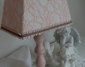 Lampes de chevet  romantique harmonie rose pied bois tourné patiné abjour dentelle galon froufrou noeud et camé suspendu