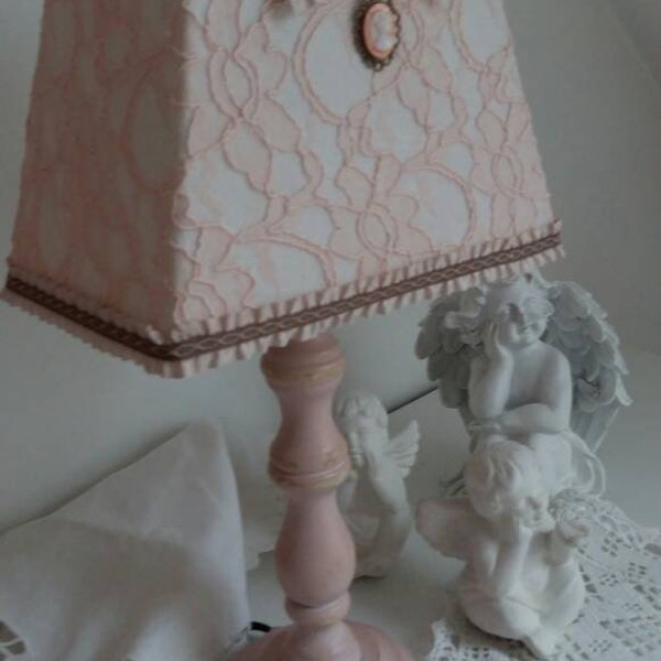 Lampes de chevet  romantique harmonie rose pied bois tourné patiné abjour dentelle galon froufrou noeud et camé suspendu