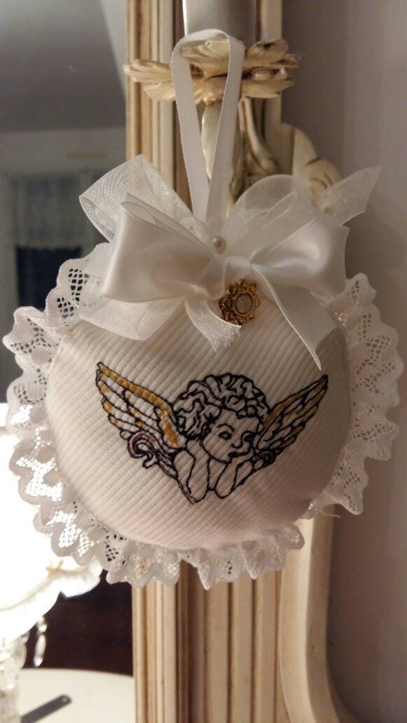 Décor de Noèl Shabby Blanc à Suspendre Angelot Brodé sur Piqué Coton Entouré Dentelle avec Noeud et 