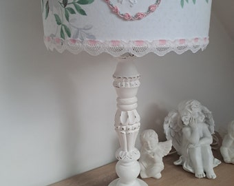 Lampe pied shabby romantique bois patine blanche abj fleurit avec broderie ancienne