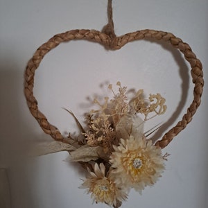 composition florale à suspendre cœur raphia tressé et bouquet image 2