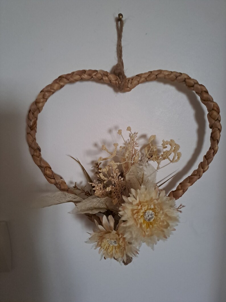 composition florale à suspendre cœur raphia tressé et bouquet image 2