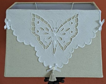 Abat-jour rectangulaire coton contrecollé beige lin motif papillon appliqué en linge ancien blanc brodé main finition galon noeuds pompon