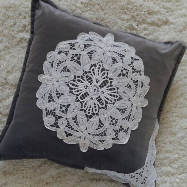 Coussin décoratif velours gris soutenu avec application de motifs de dentelles anciennes blanches