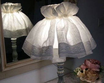 Grande Lampe romantique pied en bois patiné lin gris  blanchit  abat-jour froufrou jupon en voile de lin et dentelle doublure lin ht 57cm