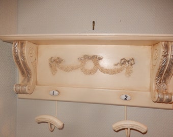 étagère porte manteau bois peint patiné  décor  volutes et noeuds en relief 2 patères bois métal