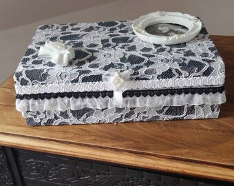 Boîte à bijoux romantique  avec miroir gainage de dentelle blanche sur fond noir et cadre porte photo