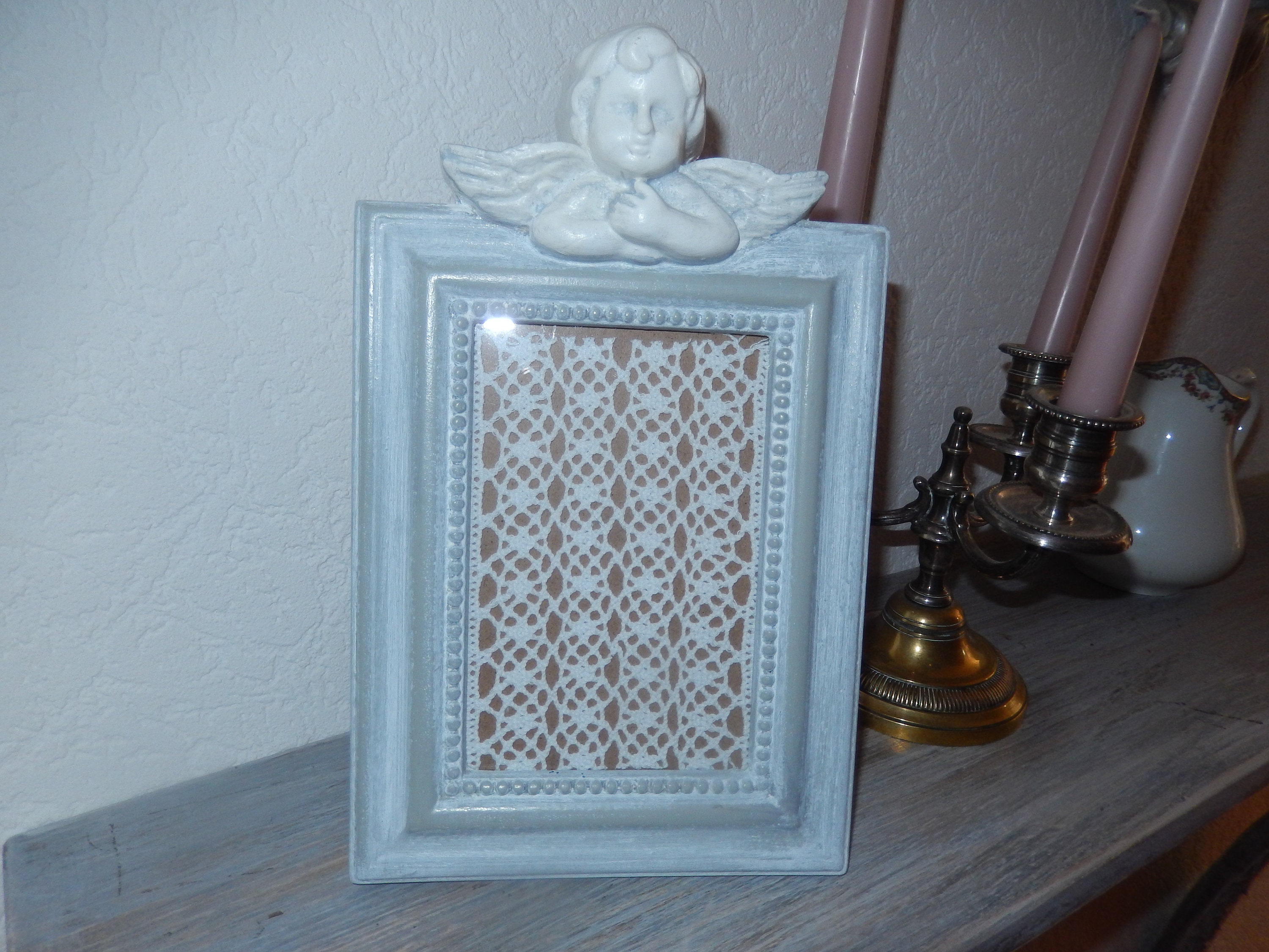 Cadre Pour Photo avec Buste d'angelot Patine Blanche Fond Gris à Poser