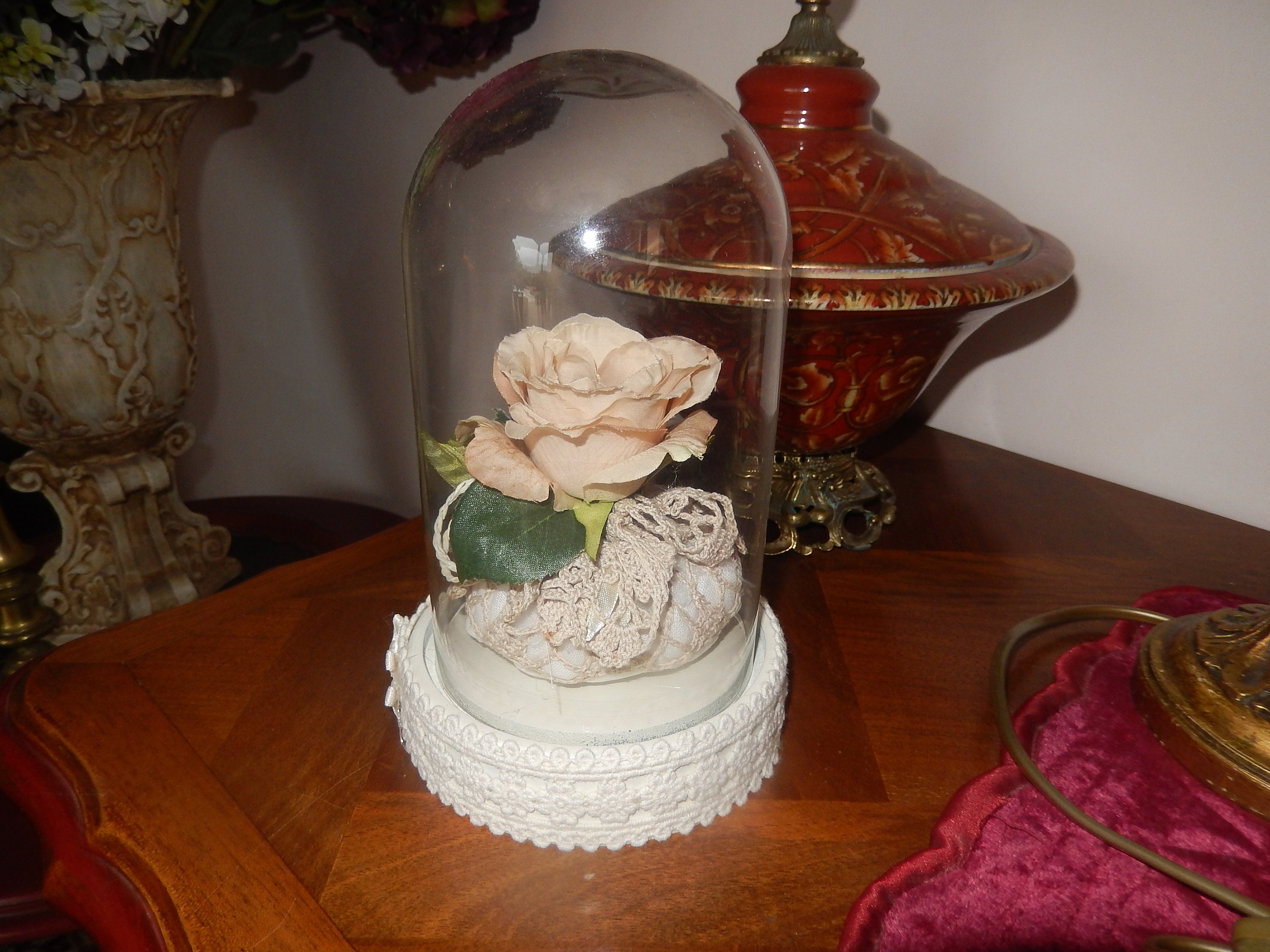 Décor Florale Sous Cloche en Verre Support Ivoire Aumônière de Dentelle et Rose Tissu