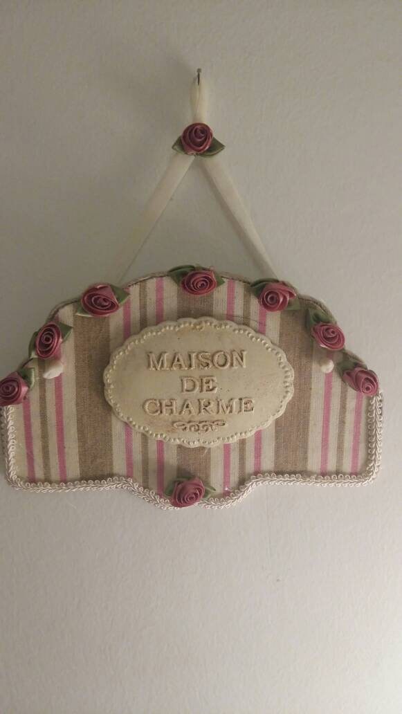 Tableau Décoratif Maison de Charme Bois Gainé Tissu en Lin Rayé Orné Roses et Galons à Suspendre