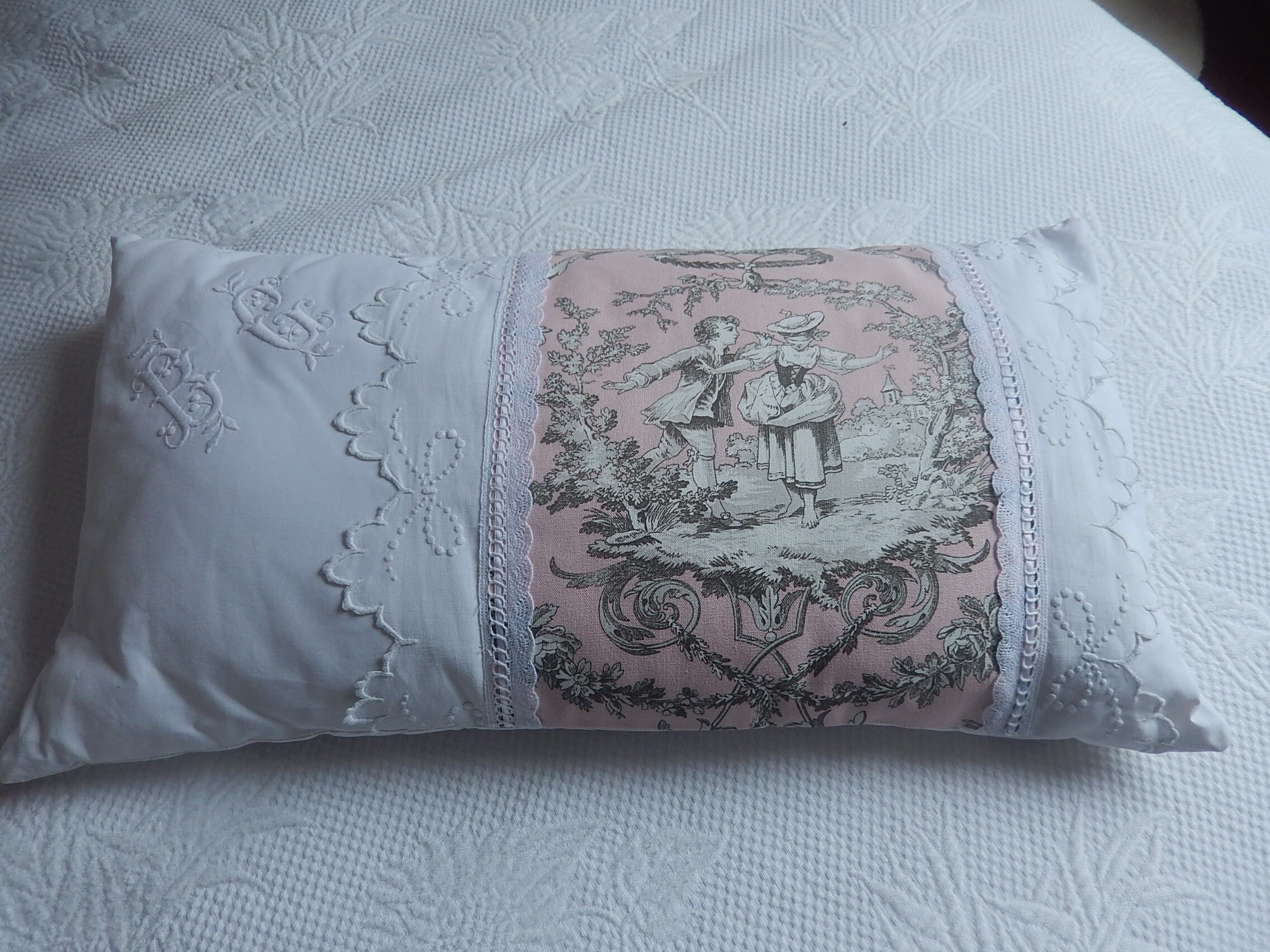 Coussin Shabby Linge Ancien Brodé Main et Toile de Jouy Romantique