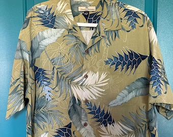 Camisa hawaiana vintage de seda Tommy Bahama con estampado de hojas de palmera color salvia