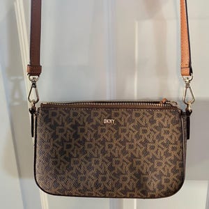 Bolso bandolera de bolsillo con monograma de DKNY usado, cierre de cremallera, como nuevo, apto para veganos