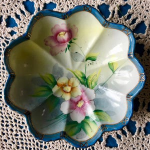 Imperial Nippon Hand Painted Porcelain China with Gold Edge Moriage Beading Trim Beautiful Scalloped Flower Bowl