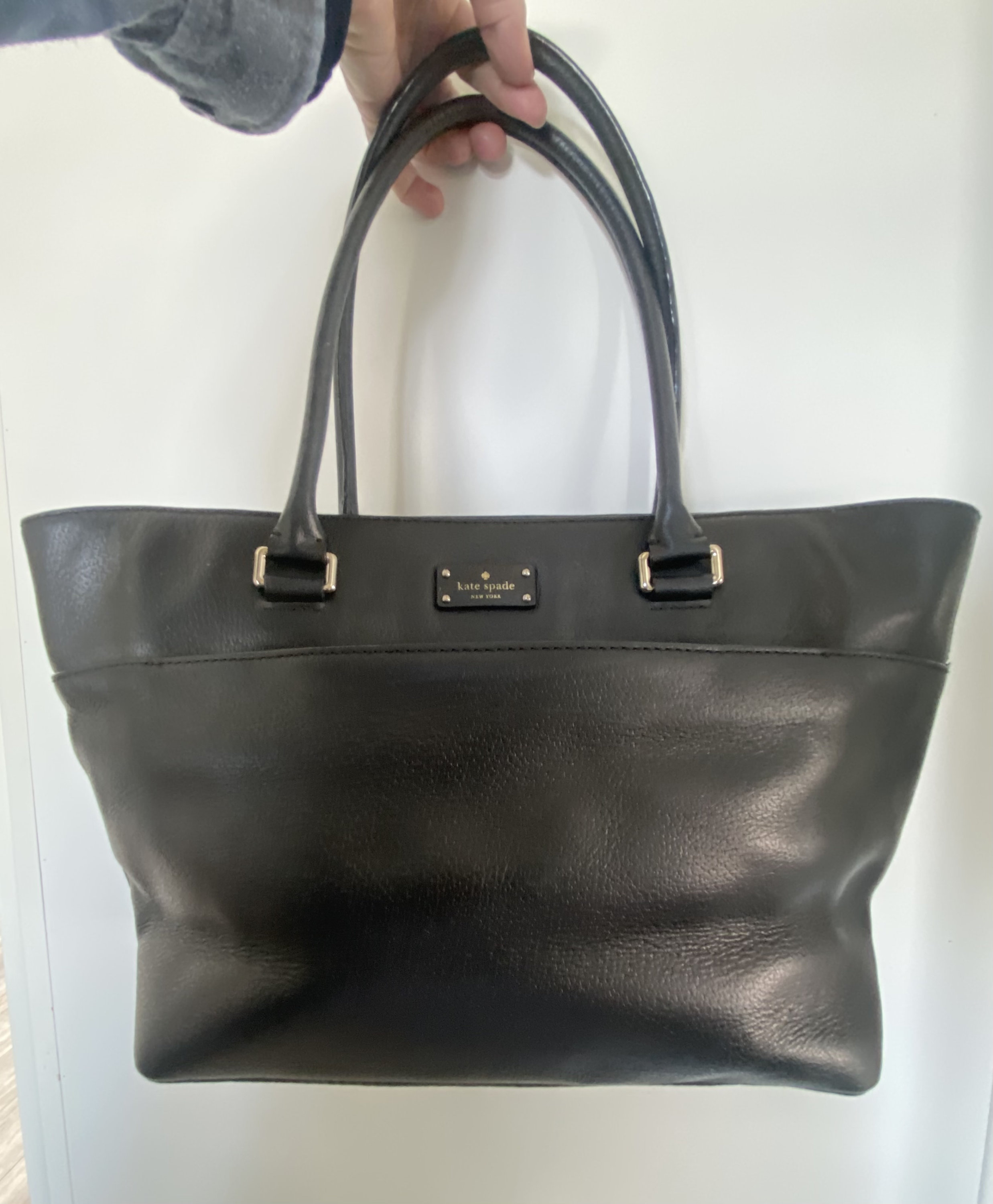Cartera Kate Spade autentica de segunda mano en cuero negro autentico dos asas cierre de cremallera superior bolso tote con forro de metal plateado y monograma negro Etsy Mexico