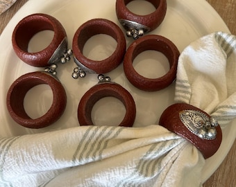 Vintage Serviettenringe, BoHo-Stil, ein Set von 7, aus Indien, brauner Verbundstoff mit silberfarbenen Glasperlen