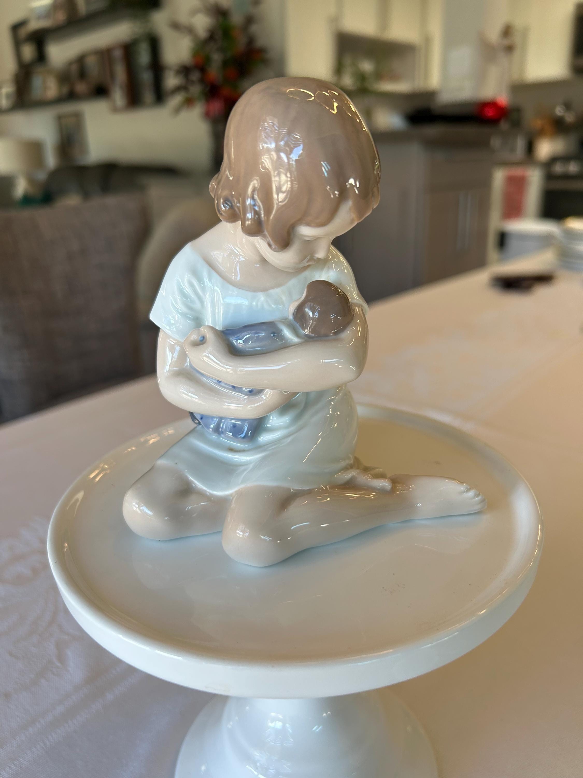 Royal Copenhagen Figurina Mary Girl che tiene la sua bambola Vestito bianco - Italia