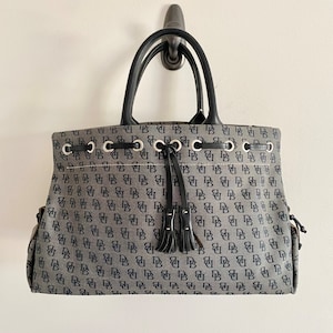 Cartera de lona y cuero con monograma de Dooney and Bourke, usada, vintage, en perfecto estado, negra y gris, con correa cruzada
