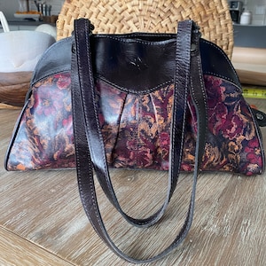 Bolso bandolera grande de cuero con diseño de tapiz de Patricia Nash, usado en venta, estilo vintage, con diseño floral, París