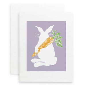 Tarjeta de felicitación de conejito de Pascua con zanahoria