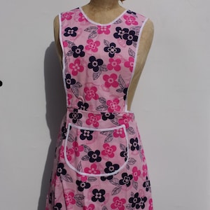 flowerpower new apron of dead stock from the Sixties half pinafore model with typical vintage retro print pink flowers 100% cotton