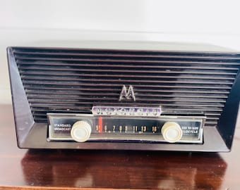 Radio de válvulas Motorola 56X vintage, de sobremesa, con carcasa de baquelita color nogal.