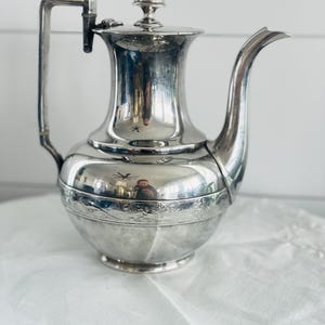 Vintage Wilcox Kaffeekanne, vierfach versilbert, mit dekorativem Vogelband