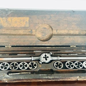 Antik OK Tool Co. Gängtapp och gängsnittssats, Maskinbearbetning, Gängor, Stänger, Skicklig maskinist, Trälåda