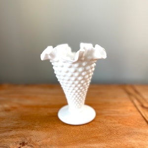 Vintage Fenton weiße Milchglas Hobnail Trompetenvase mit Rüschen