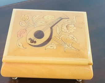 Joyero musical lacado de Sorrento, Italia, de Music Box Works. Reproduce "Memory" Weber.