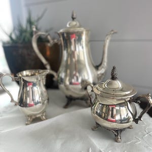 WM Rogers 900 Vintage Silver Plate Coffee/Tea Service Set, Coffee Pot, Lidded Sugar Bowl and Creamer