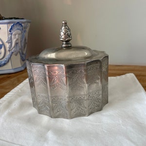 Vintage Silver Plate Godinger Jewelry Box with a Pineapple Finial Lid, Cache Box, Stache Box, 1991, Dresser Box, Casket