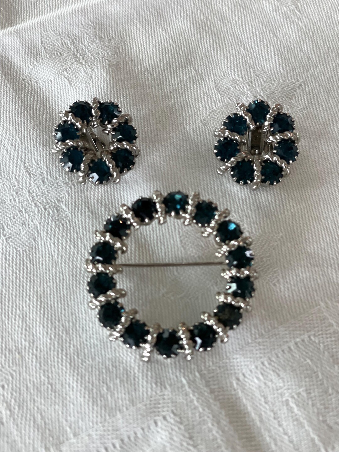 Broche Rétro Ronde Noir Et Strass Bleu Aigue-marine - Réf. 4755