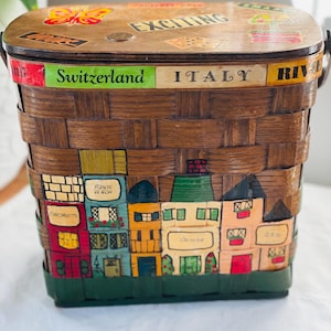 Vintage Caro Nan Holzkorb Geldbörse, Furchgotts, Florida, handbemalter Drehgriff, Innenstadt Gebäude Scape