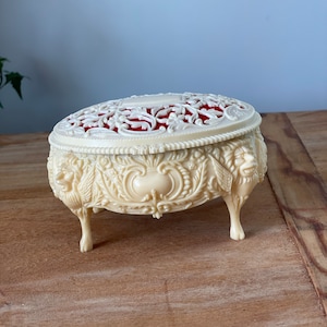 Boîte à bijoux ovale en celluloïd à pattes crème vintage avec chiens Foo, intérieur rouge avec miroir