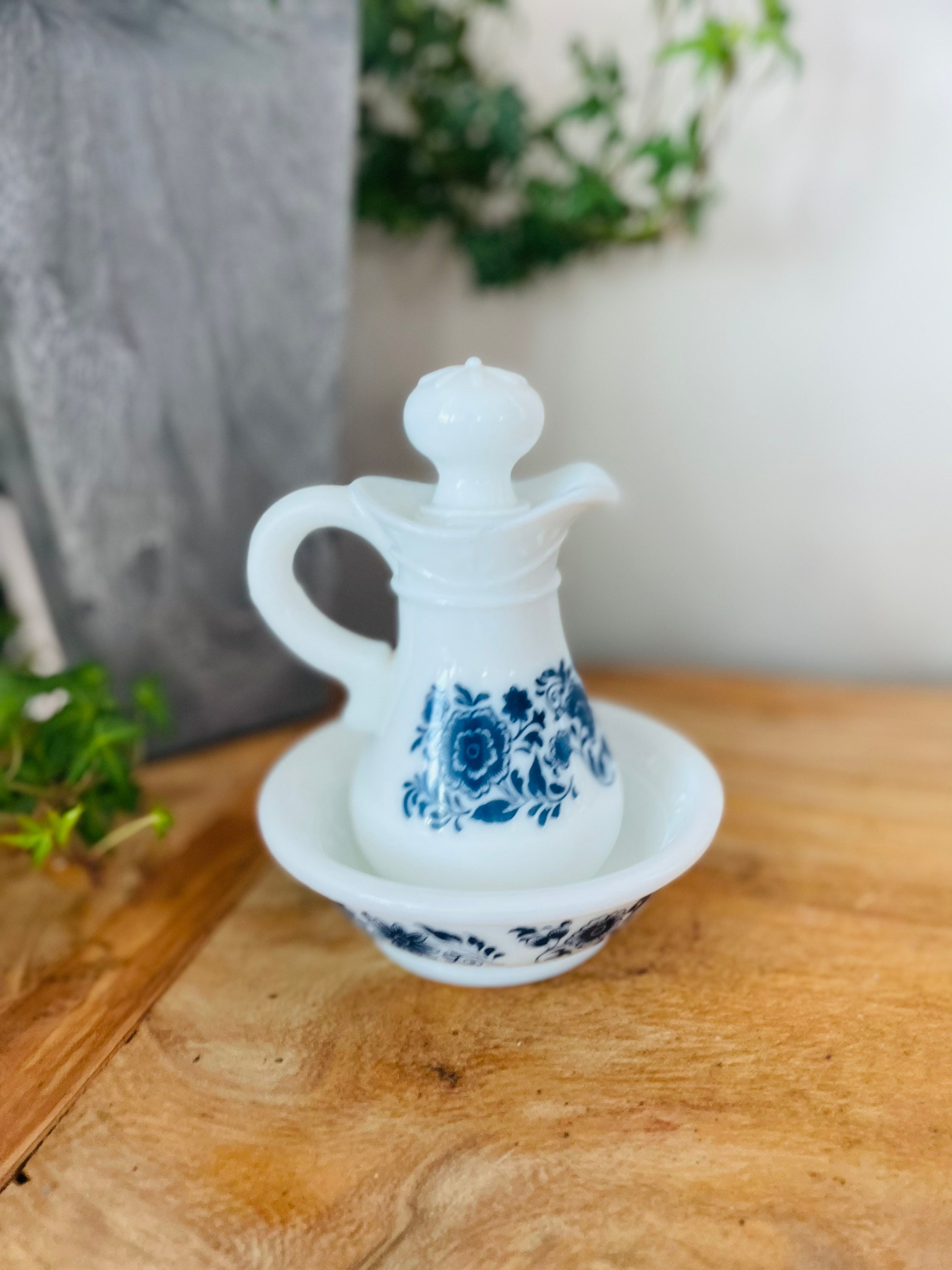 ゆ*か様 非売品 Avon House パブミラー 激レア品 ビッグサイズ W8 Avon White Milk Glass Pitcher, Stopper and Basin With Blue Flowers