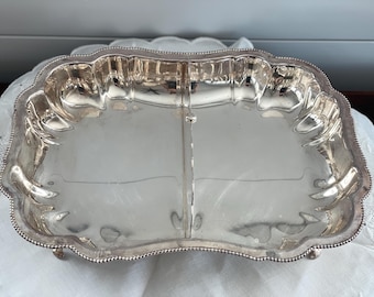 Bol de servir antiguo chapado en plata con base y separador extraíble, sin marcas distintivas.